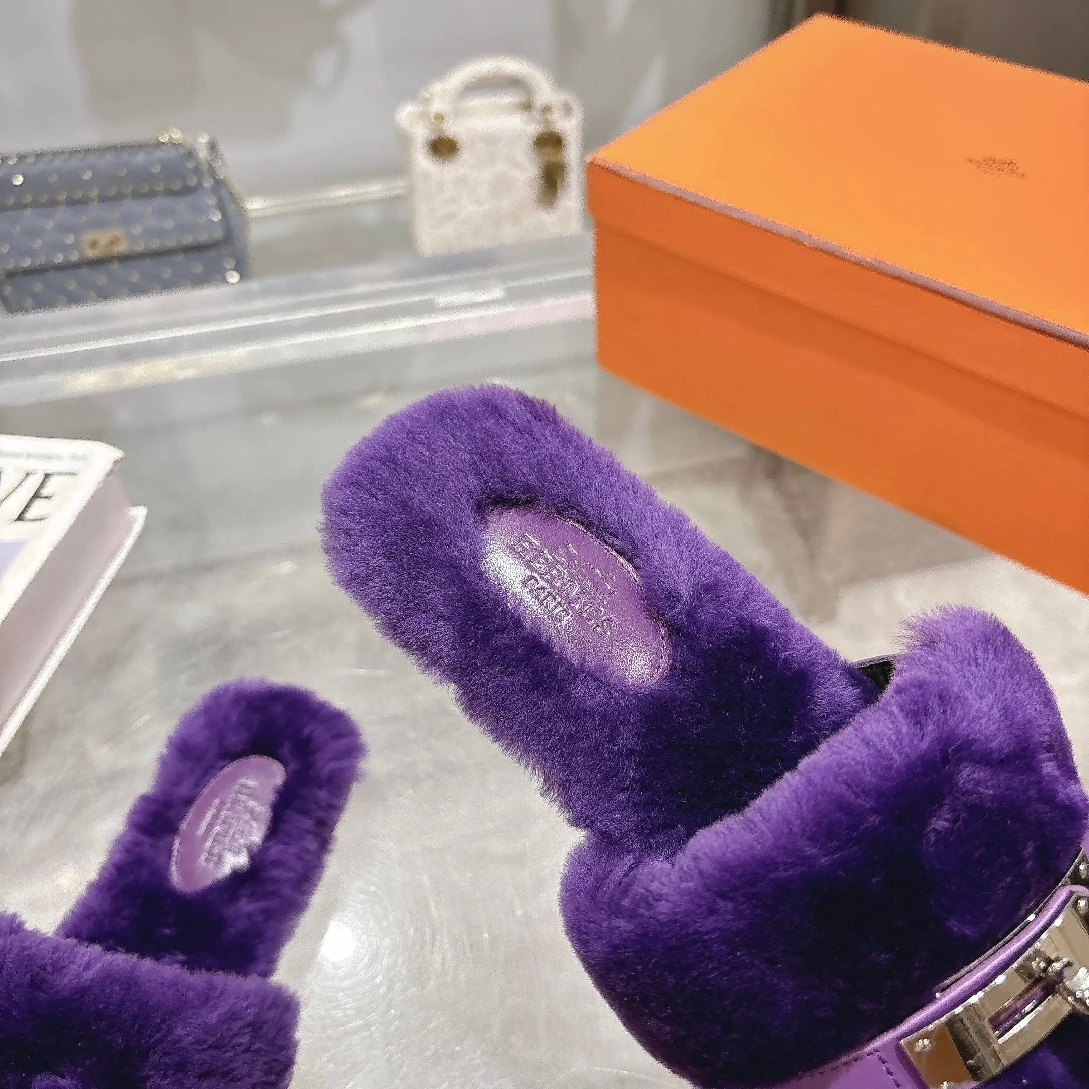 👟👟Ex-factory price 500👟👟 Purchasing agent level Hermes Hermès second uncle hair slippers are in stock all year round. 2025 new and new colors official website, Xiaohongshu synchronizes the latest color matching Hermès hot models are hot online, upgraded workmanship, high quality! Fashionable small wool H-trailers, autumn and winter style flat-soled wool mop, can be customized without standard, non-refundable and non-exchangeable. Fabric: Imported lamb's roll real wool. Lining: Imported lamb's roll real wool. Outsole: Genuine leather outsole. Size: 35-43, [Note: 41, 42, 43 customized]